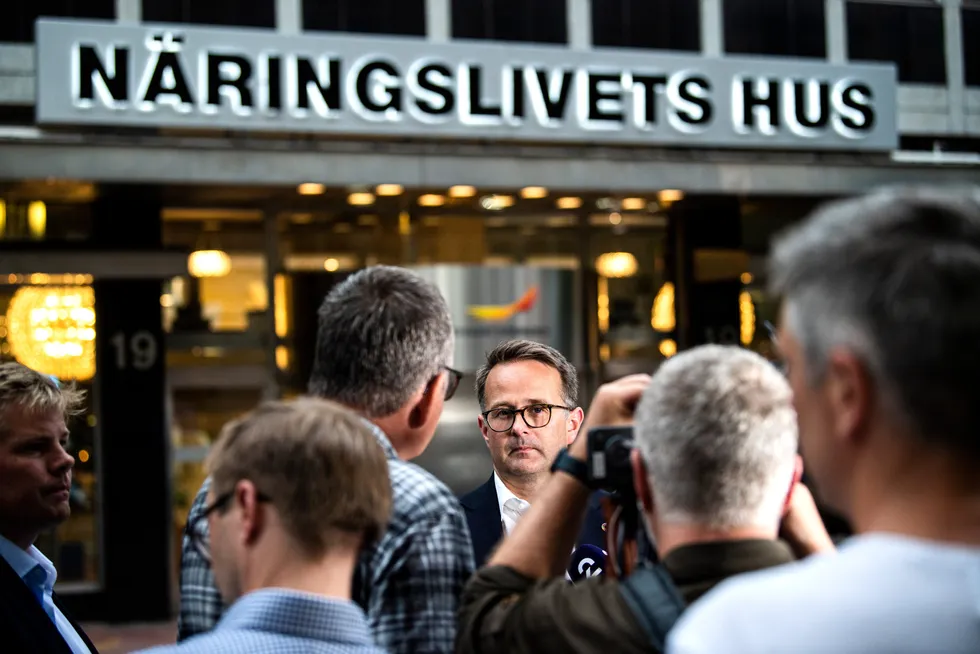 I Näringslivets hus på Östermalm i Stockholm foregår meglingen mellom SAS og pilotene. Ved 21-tiden hadde riksmekler Mats Ruland en kort pause i forhandlingene.
