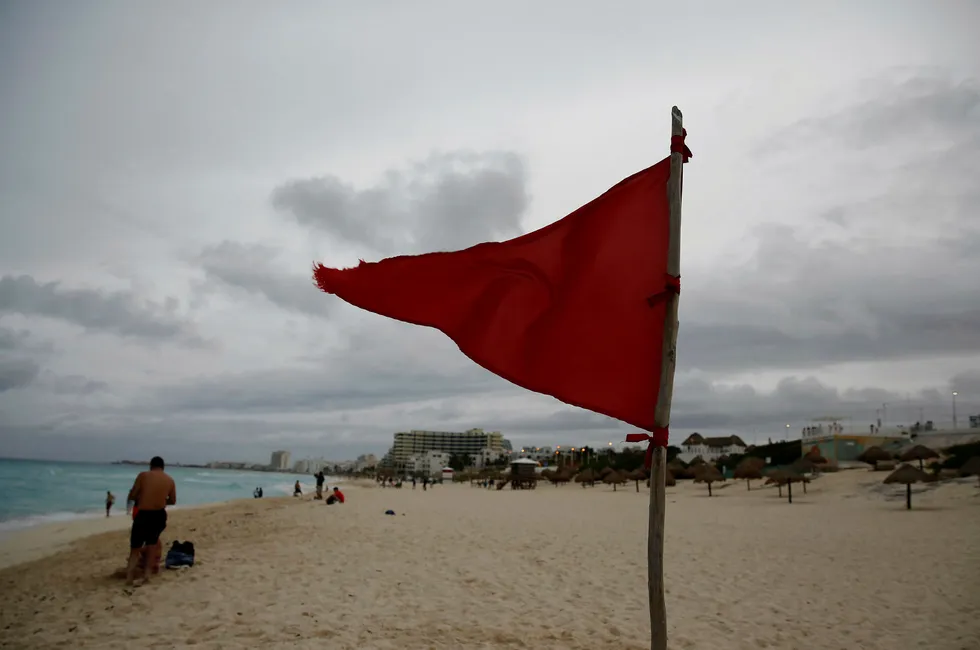 Det røde varselflagget er heist opp på en strand i Cancun i Mexico der orkanen Nate er forventet å treffe lørdag morgen meksikansk tid. Foto: HENRY ROMERO/Reuters/NTB Scanpix