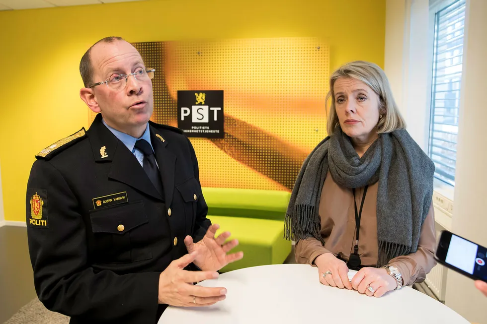 PST-sjef Benedicte Bjørnland og Oslo-politiets visepolitimester Bjørn Vandvik ser alvorlig på truslene mot Tor Mikkel Wara og hans familie.