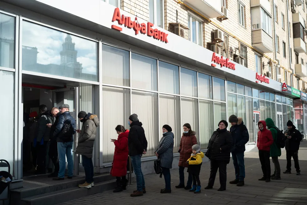 Russerne flokker til minibankene for å ta ut sparepengene. Her fra en Alfa-filial i hovedstaden Moskva søndag.