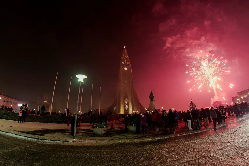 Islendingene kunne nyttårsaften feire både nytt år og svært sterk verkst i det gamle. Foto: GEIRIX