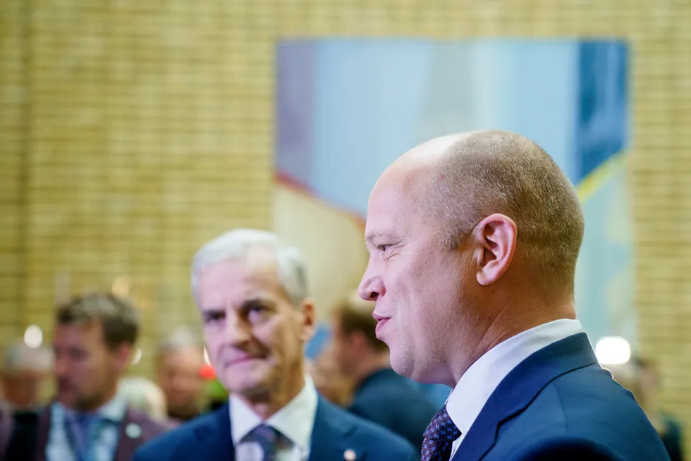 Statsminister Jonas Gahr Støre og finansminister Trygve Slagsvold Vedum lover nye milliarder for å hjelpe de som sliter med strømregningene.