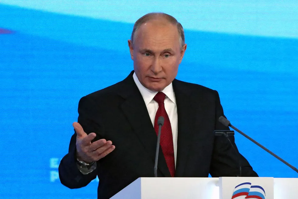 Russlands president Vladimir Putin legger frem valgløftene på partikongressen i Moskva lørdag.