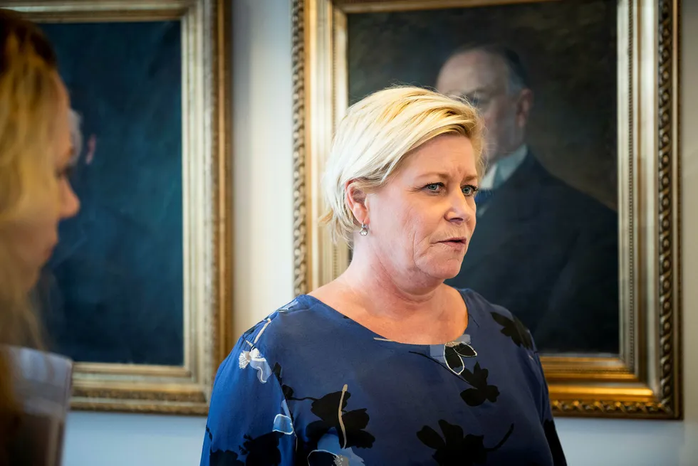Finansminister Siv Jensen leier hytte av Johan H. Andresen.