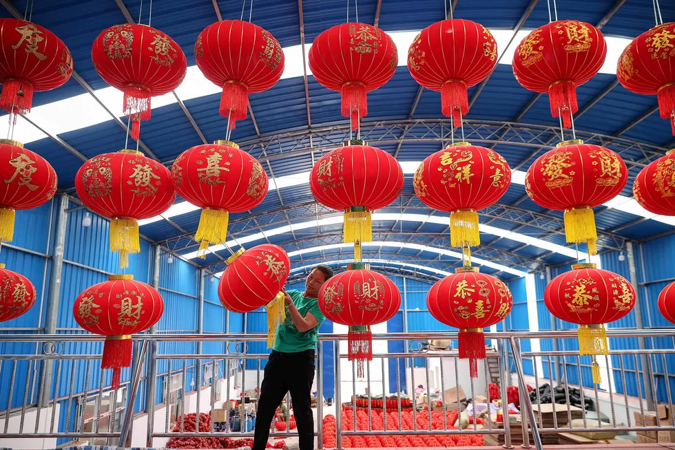 Kina forbereder feiring av nasjonaldagen senere denne uken. Samtidig nedjusteres vekstprognosene for verdens nest største økonomi av internasjonale finansinstitusjoner. Her fra Danzhai i provinsen Guizhou.