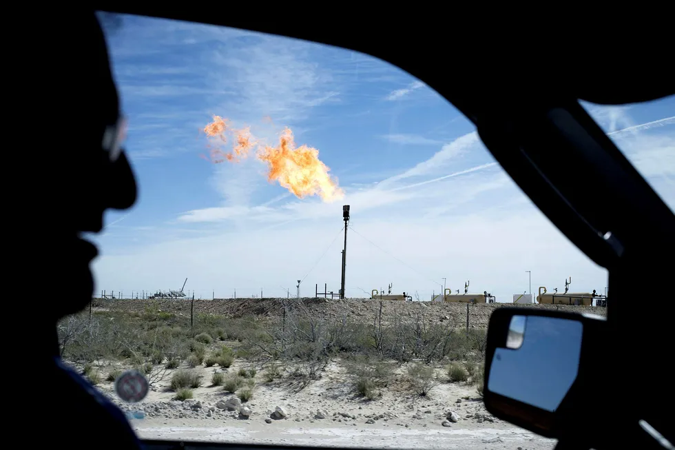 Mens Opecs oljeproduksjon fortsetter å falle pumpes det i USA stadig mer olje ut av bakken. Bildet viser en oljerigg nær Mentone, Texas. Foto: Matthew Busch/Bloomberg