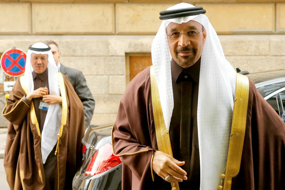 Saudi Arabias energiminister Khalid al-Falih på vei inn i onsdagens Opec-møte. Han uttalte før møtet at haner «optimist», men at «mye gjenstår» i forhandlingene. Foto: HEINZ-PETER BADER/Reuters/NTB scanpix