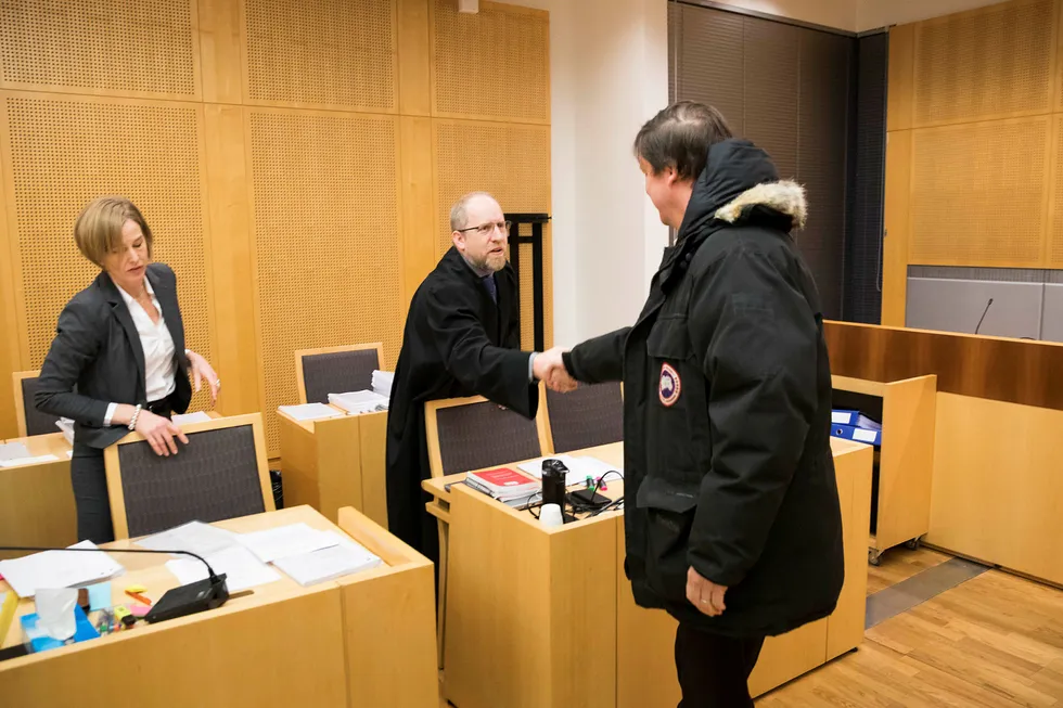 Politiadvokat Hans Petter Pedersen Skurdal, i midten, hilser på forsvarer John Christian Elden før retten ble satt. Til venstre bistandsadvokat Gunhild Vehusheia. Foto: Gunnar Lier