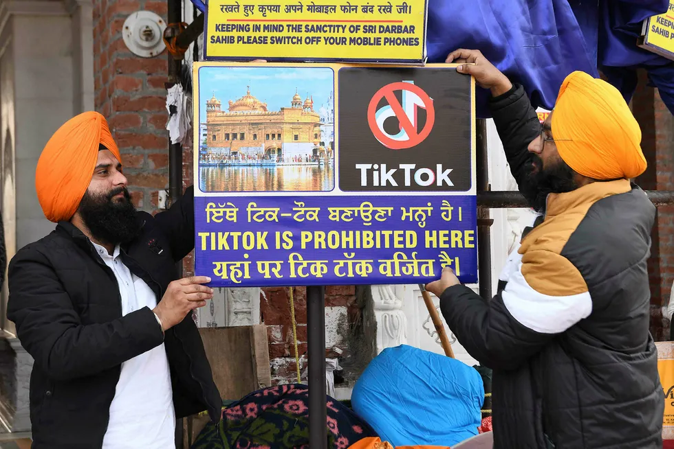 TikTok er forbudt her, heter det på skiltet foran det gylne tempel i Amritsar. Den indiske regjering har forbudt bruk av den kinesiske appen – angivelig av sikkerhetsgrunner.