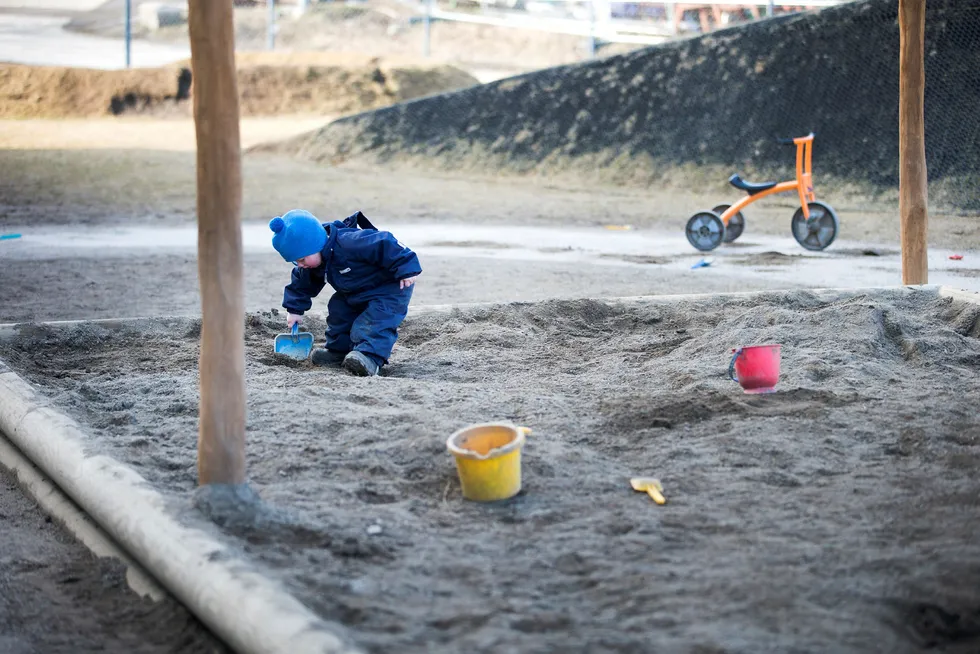Oslo, Norway 20150309. Illustrasjon: Et lite barn leker i sandkasse i barnehagen. Barnehagebarn. Foto: Gorm Kallestad / NTB scanpix --- Foto: Kallestad, Gorm,/NTB scanpix