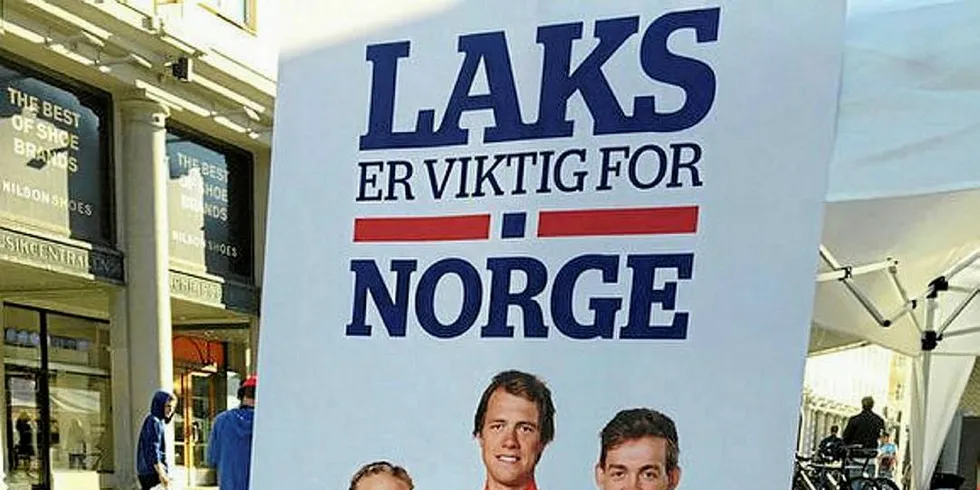 Laksereklame: Store reklameplakater sentralt plassert i Bergen sentrum under sykkel-VM, forteller at laks er viktig for Norge.Foto: Ann Eileen Ditlevsen Nygård