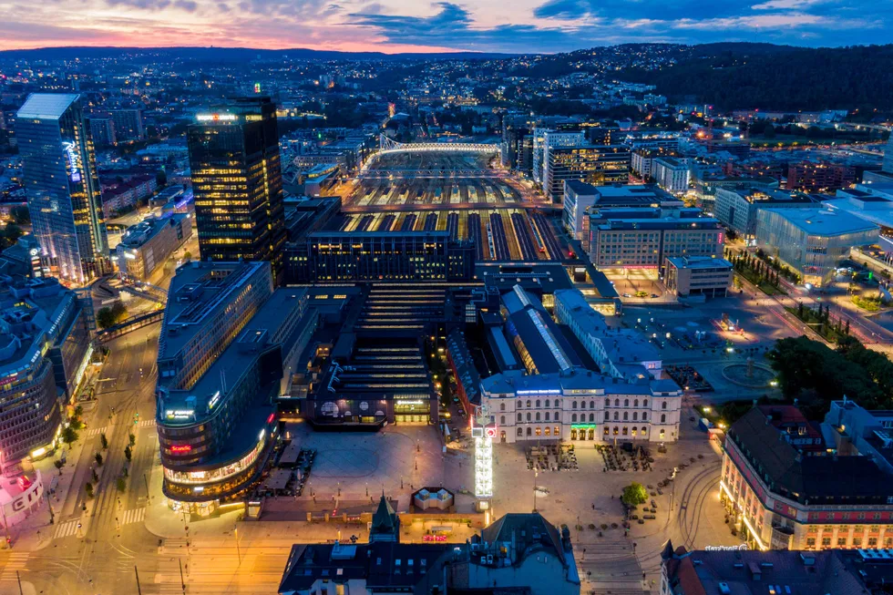 Fredag legger SSB frem ferske tall for detaljhandelen i Norge. Her ses Jernbanetorget og Oslo sentralstasjon.