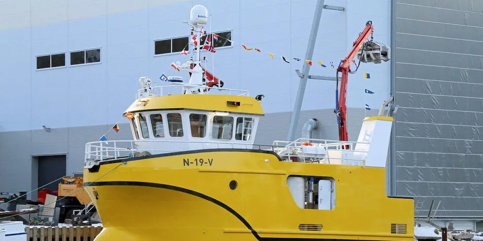 KLAR: "Sofie" flaggsmykket og klar for dåp ved kaia hos Grovfjord Båtbyggeri i Sør-Troms fredag ettermiddag.Foto: Jon Eirik Olsen