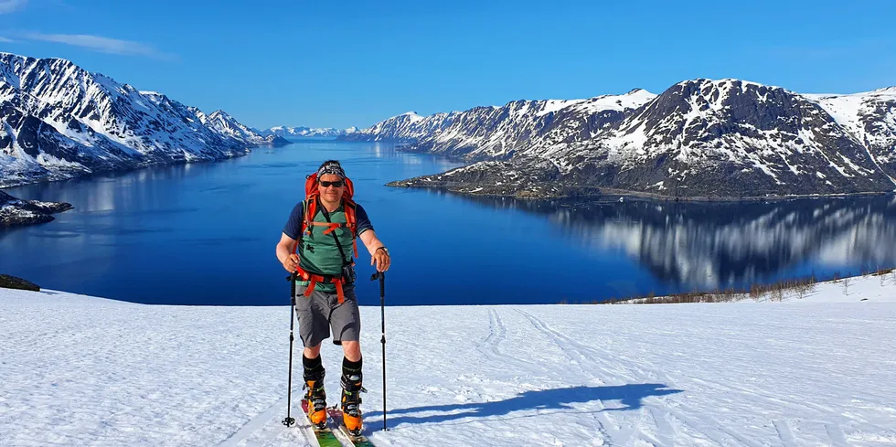 Roger Pedersen på topptur i Øksfjordfjellene.