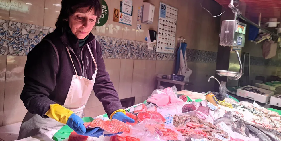 Carmen Fandos driver fiskebutikken Ma Carmen i Barcelona sentrum. Hun selger nå langt mindre laks enn tidligere som følge av de høye prisene