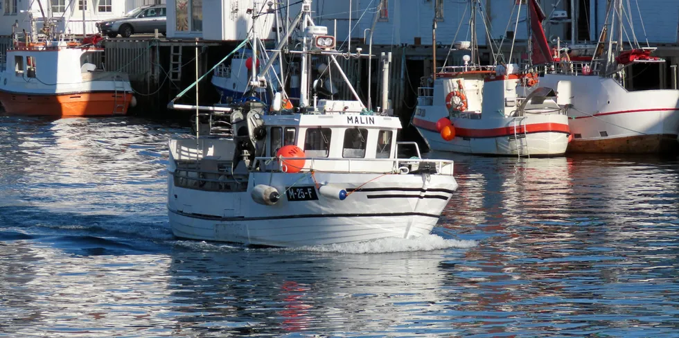 Det ligger an til enklere rapporteringskrav for åpen gruppe-sjarken «Malin», her på havna i Henningsvær, og resten av den mindre kystfiskeflåten.