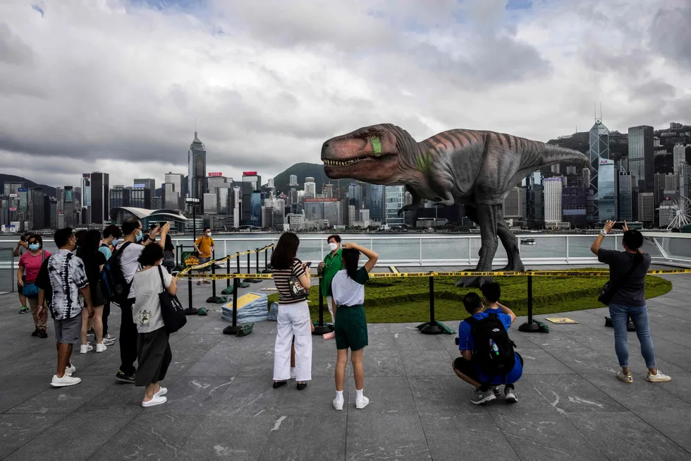 Hongkong markerer 25 år etter tilbakeføringen av finansbyen fra å være en britisk koloni, til å delvis selvstyre fra Kina. Robotutgaver av dinosauren tyrannosaurus rex i full størrelse er blant attraksjonene.