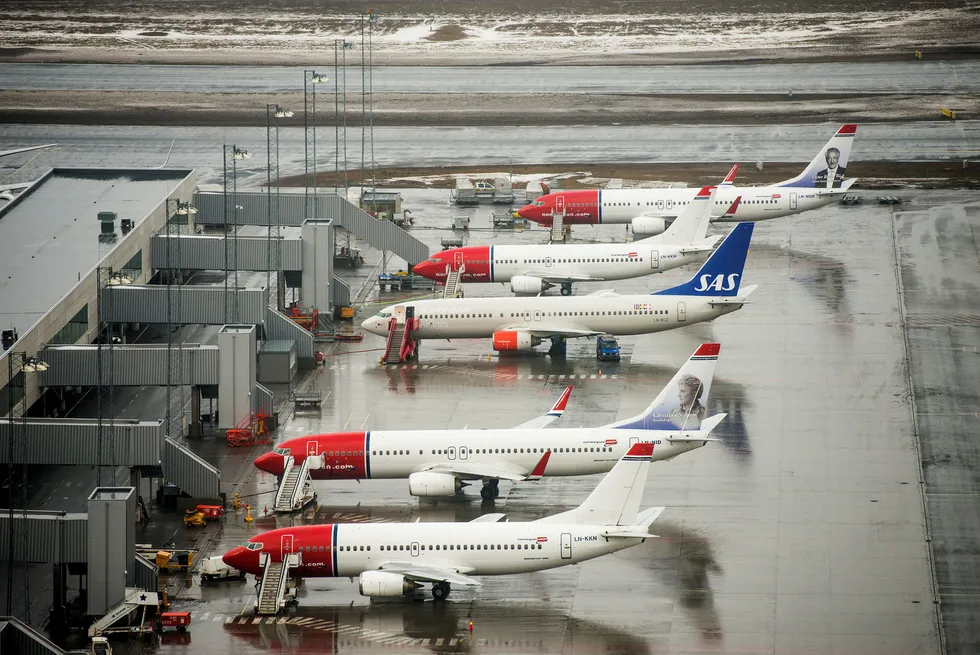 Fly fra Norwegian og et fly fra SAS står parkert på Oslo Lufthavn. Foto: Varfjell, Fredrik