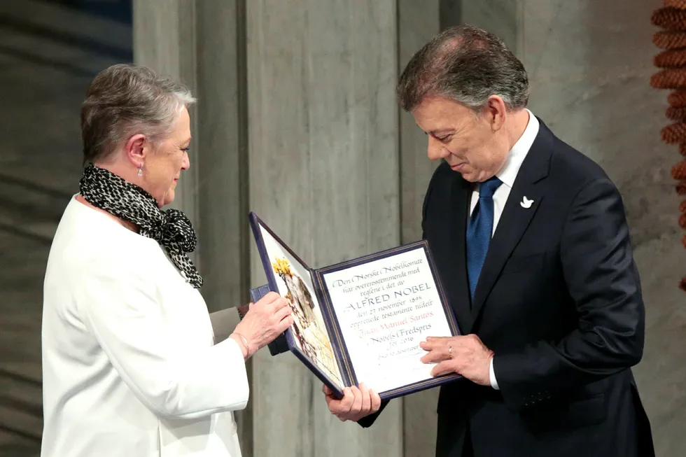 Berit Reiss-Andersen tildeler Nobels fredspris 2016 til Colombias president Juan Manuel Santos under seremonien i Oslo rådhus 10.desember ifjor. Foto: Åserud, Lise