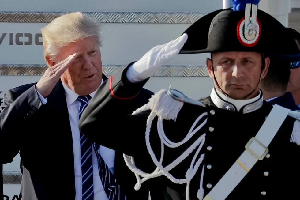 USAs president Donald Trump ble mottatt til fulle fanfarer da han sent tirsdag ankom Roma fra Midtøsten. Men hjemme i Washington brygger det opp til budsjettbråk. Foto: Andrew Medichini/AP/NTB Scanpix