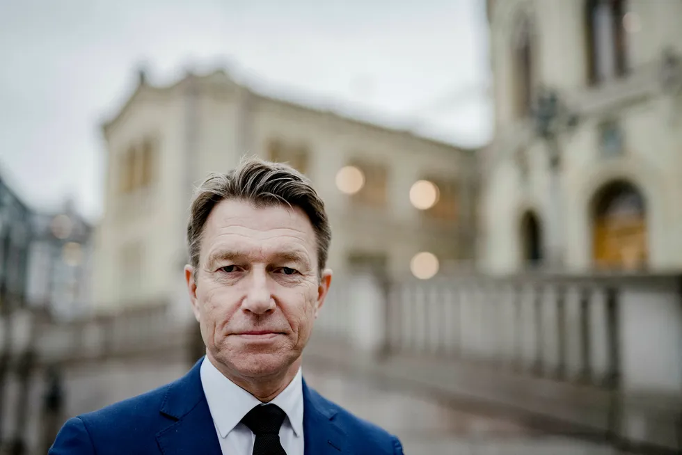 Næringspolitisk talsmann Terje Aasland i Arbeiderpartiet er blitt bekymret for nye regler for skattlegging av flybonus, mens partiet hans støttet endringen i juni.