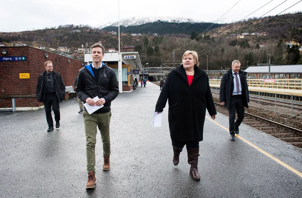 Statsminister Erna Solberg (H) besøkte tirsdag Arna stasjon sammen med blant annet KrF-leder Knut Arild Hareide. Foto: Marit Hommedal/NTB scanpix
