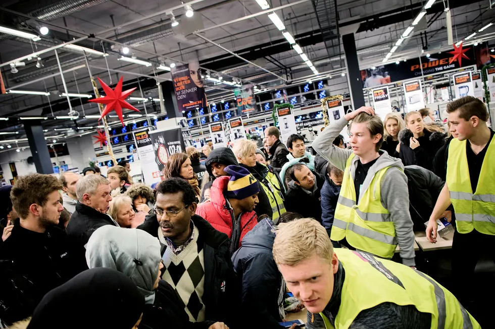 Detaljhandelen steg 0,9 prosent i november, blant annet hjulpet av Black Friday. Bildet er fra Black Friday på Sørlandssenteret utenfor Kristiansand i fjor.