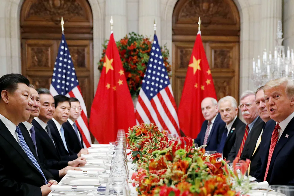 USA og Kina feirer utsettelsen av nye straffetoller. Landene har 90 dager på seg til å forhandle frem en avtale. Eksperter mener det er for kort tid. Her er USAs president Donald Trump (til høyre) og Kinas president Xi Jinping under en jobbmiddag etter G20-møtet.