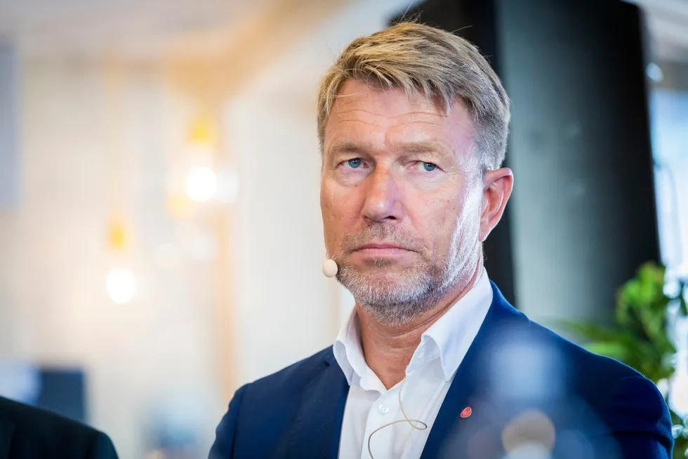 Stortingspolitiker og medlem av næringskomiteen på Stortinget Terje Aasland (A) mener både Næringsministeren og Norwegian har et forklaringsproblem.