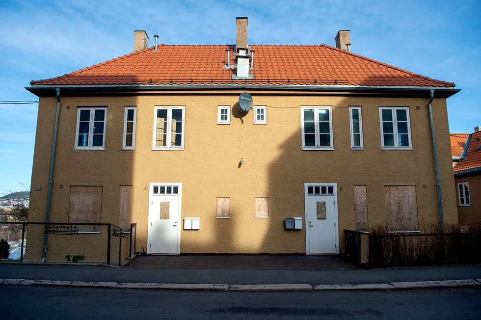 Plateslåtte vinduer og forfall har preget husene i Ekebergskrenten som har stått tomme i flere år. Nå er de fem bygningene solgt unna for 84 millioner kroner til den største eieren i Metallco.