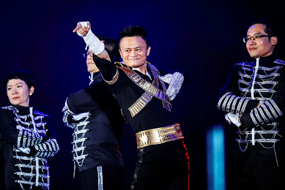 Alibabas grunnlegger Jack Ma, som her danser til en Michael Jackson-sang under en Alibaba-fest, har skapt Asias mest verdifulle selskap siden etableringen for 17 år siden – og gikk forbi Amazon i noen timer på tirsdag i verdi. Foto: STR/AFP/NTB Scanpix