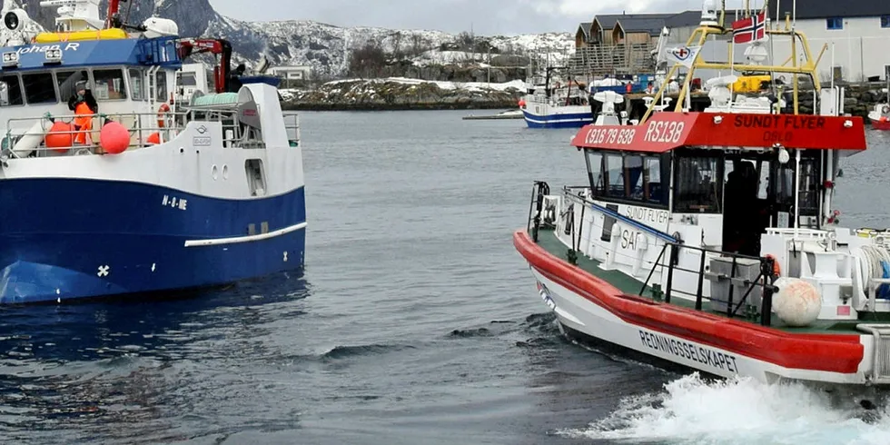 I HAVN: Her har redningskøyta «Sundt Flyer» buksert snurrevadbåten «Johan R» inn på havna i Svolvær, og det gjøres klart for å fjerne snurrevadbruk fra propellen.