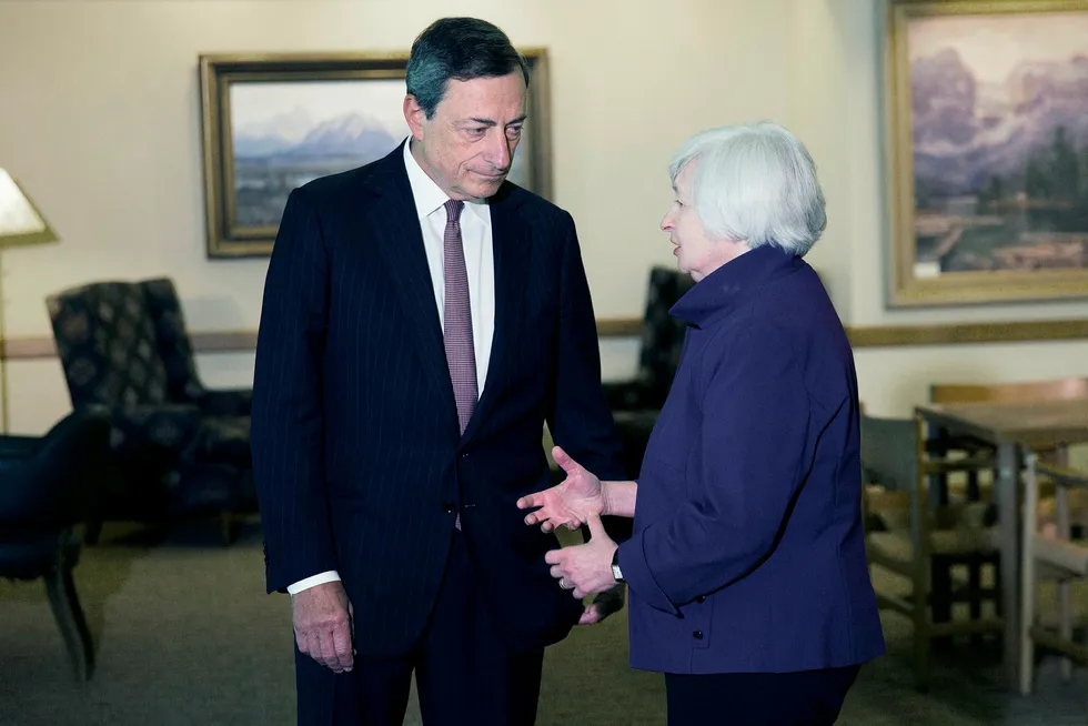 Mario Draghi og Janet Yellen har mye å diskutere når de møtes i Jackson Hole denne uken. Her er de sammen i august 2014 på samme sted. Foto: David Stubbs/Reuters/NTB scanpix