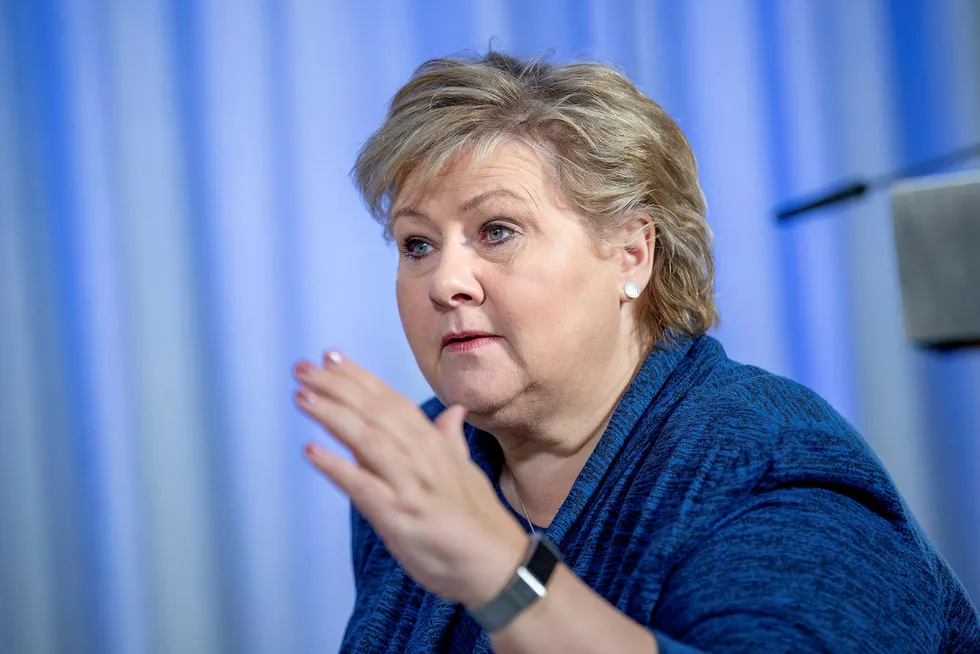 Statsminister Erna Solberg får kritikk av leger og sykepleiere etter å ha bestilt 1000 Petter Smart-respiratorer.