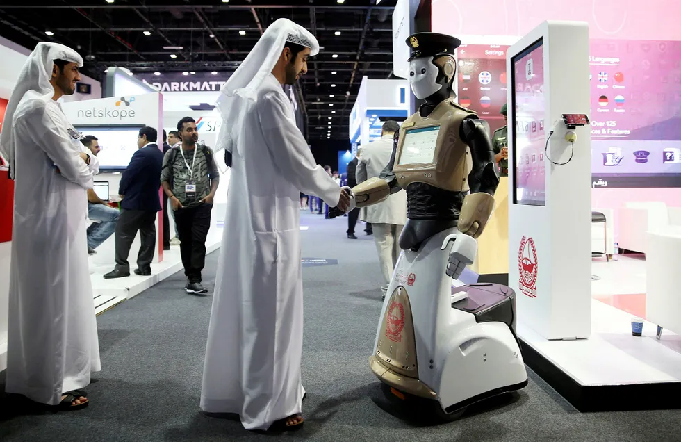 Robotteknologien er på full fart inn i dagliglivet. Her i form av en politirobot på en konferanse i Dubai. Foto: Ashraf Mohammad Mohammad Alambra/Reuters/NTB Scanpix