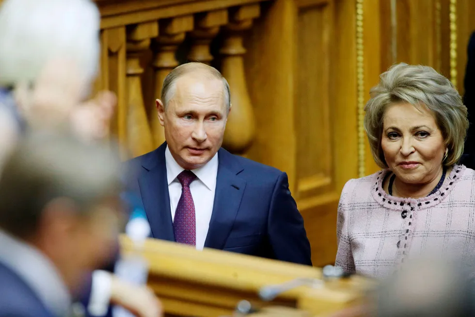 Den mektige russiske politikeren Valentina Matvijenko har involvert seg i spionsaken på Stortinget. Her er hun sammen med president Vladimir Putin i september.