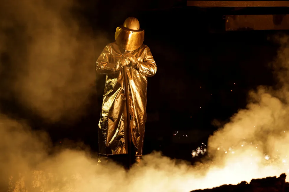 En arbeider på et stålverk i Salzgitter holder tilsyn over produksjonen.