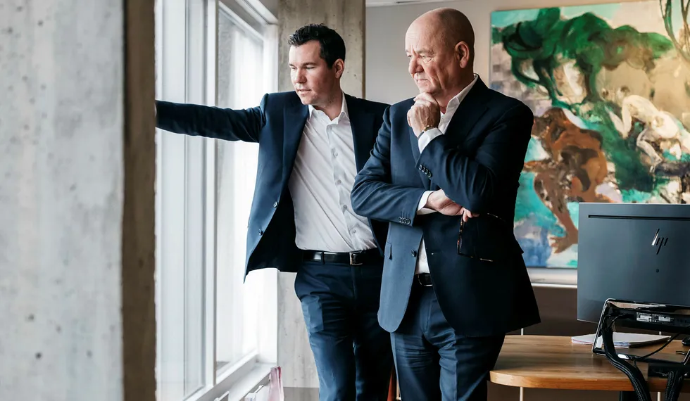 Sindre Ertvaag (til venstre) sammen med faren John Arild Ertvaag i familieselskapet Camars kontorer i Stavanger sentrum. Sammen forvalter de to en formue på 1,3 milliarder kroner.