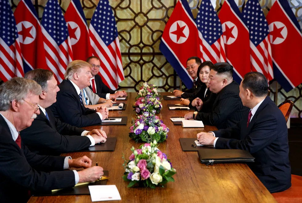 USas president Donald Trump, utenriksminister Mike Pompeo og sikkerhetsrådgiver John Bolton under et møte med Nord-Koreas leder Kim Jong-un og hans delegasjon i Hanoi 28. februar.