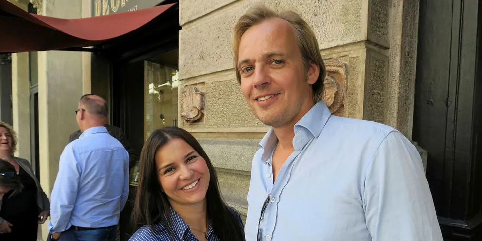 Olaf Johan Pedersen fra Glea diskuterer tørrfiskprodukter på en Carrefour-butikk i Milano.Foto: Sjømatrådet