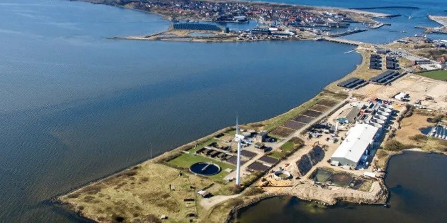 Atlantic Sapphires danske virksomhet ligger i Hvide Sande, en liten fiskelandsby på vestkysten av Jylland