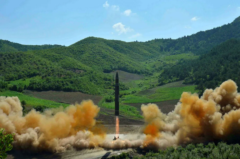 Regimet i Nord-Korea har publisert bilder som det hevder viser oppskytingen av et Hwasong-14, som skal være det første langdistansemissilet landet har testet. Foto: KCNA/Korea News Service via AP/NTB Scanpix