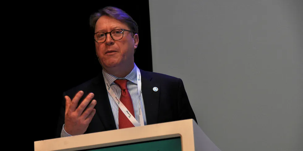 Matthias Halwart holdt i januar et foredrag i Tromsø for nordnorske lakseoppdrettere.