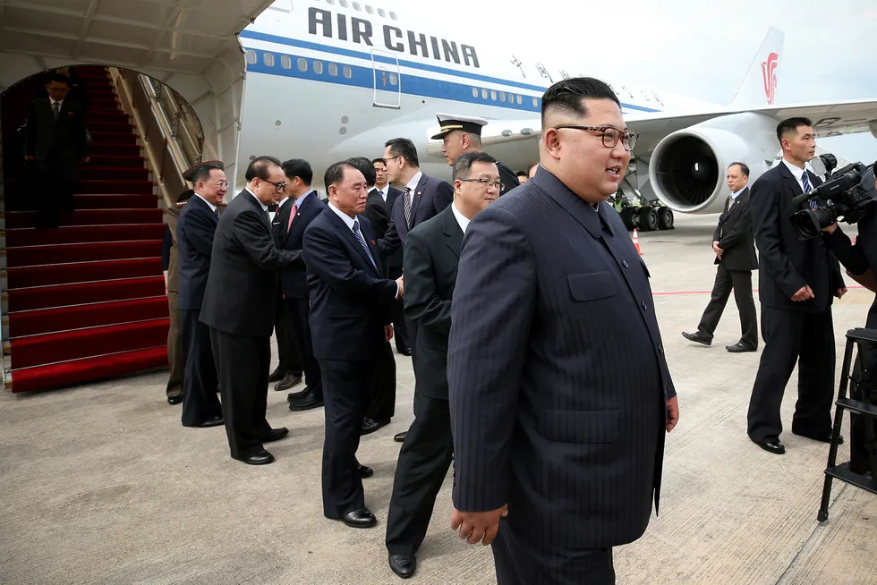 Nord-Koreas leder Kim Jong-un ankommer her Singapore tidlig søndag med et kinesisk fly. USAs president Donald Trump ankommer byen søndag kveld lokal tid. Foto: Terence Tan//MCI via AP/NTB Scanpix