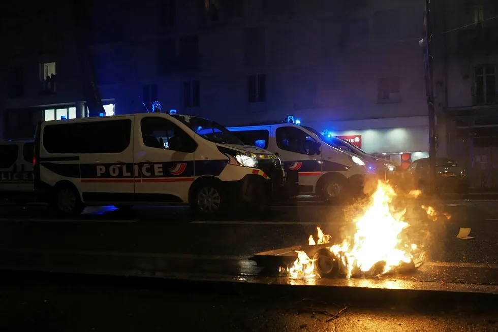 Det var kraftige protester mange steder i Frankrike i helgen. Her fra byen Tours lørdag.e destruction of a week earlier due to heavy security. (Photo by GUILLAUME SOUVANT / AFP)