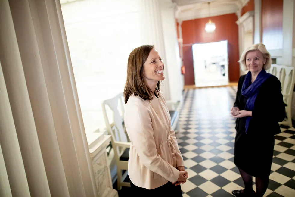 Adena Friedman (til venstre) var sist uke i Oslo for å møte blant annet børsdirektør Bente Landsnes. Nå forsøker hun å overbevise eiere av Oslo Børs om å velge hennes side.