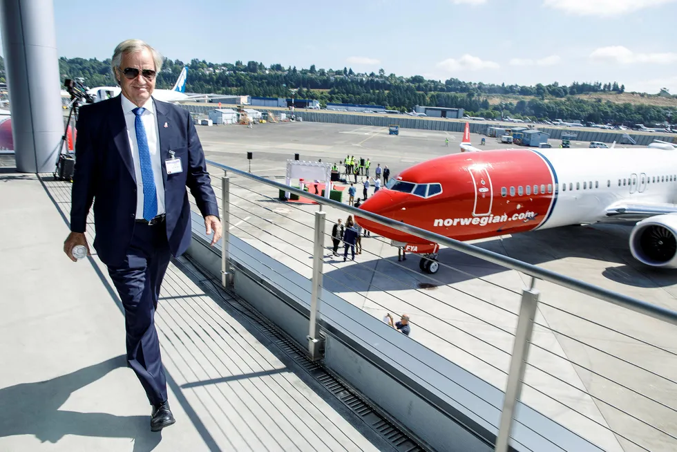 Norwegian-sjef Bjørn Kjos foran selskapets første Boeing 737 Max. I dag står flyet på bakken.