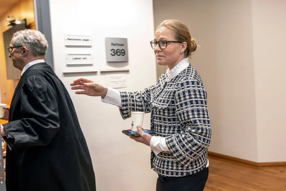 Elisabeth Bull Daae – tidligere leder i Oljefondet – på vei inn til sin vitneforklaring i Oslo tingrett sammen med sin advokat Sigurd Knudtzon.