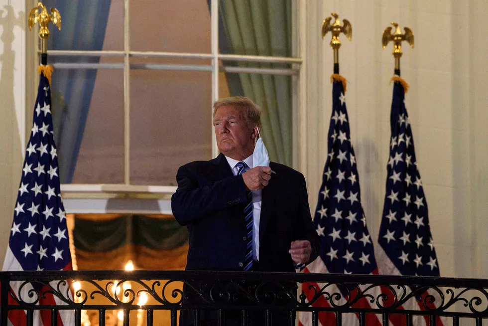 President Donald Trump stilte seg opp på balkongen foran Det hvite hus og tok av munnbindet da han kom hjem.