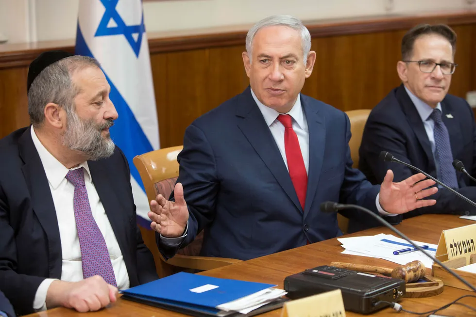 Statsminister Benjamin Netanyahu avbildet under det ukentlige regjeringsmøtet søndag. Foto: AP / NTB scanpix